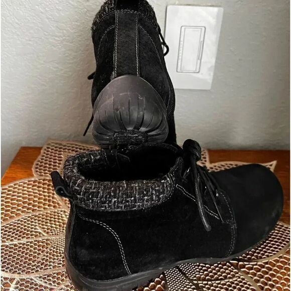 EUC Oasis Black Suede Short Boots Side Zipper Size 8. - Picture 5 of 6